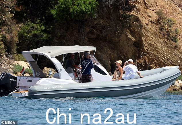 船沿着岩石悬崖附近令人惊叹的蓝色水域行驶