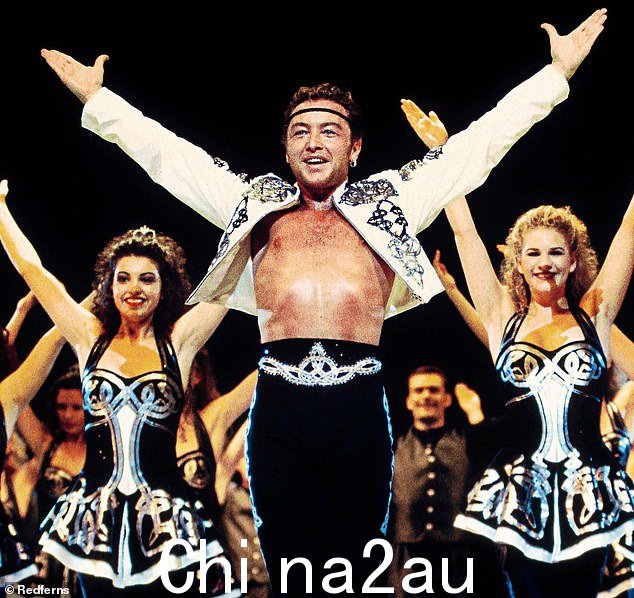 Michael Flatley(如图)于 1996 年主演《舞王》。该剧于 2022 年庆祝其 25 周年纪念日