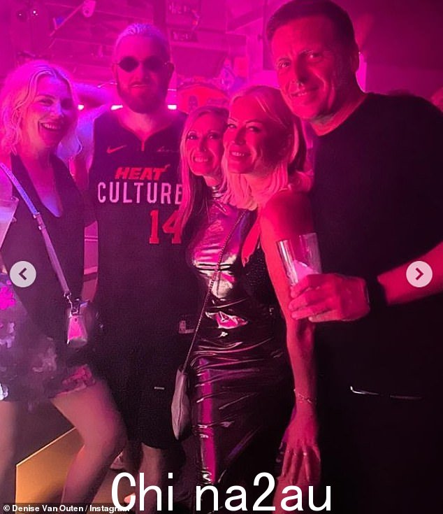 主持人在晚上外出时看到 David Guetta 和 Meduza 的表演,当时她与朋友分享了一张俱乐部照片