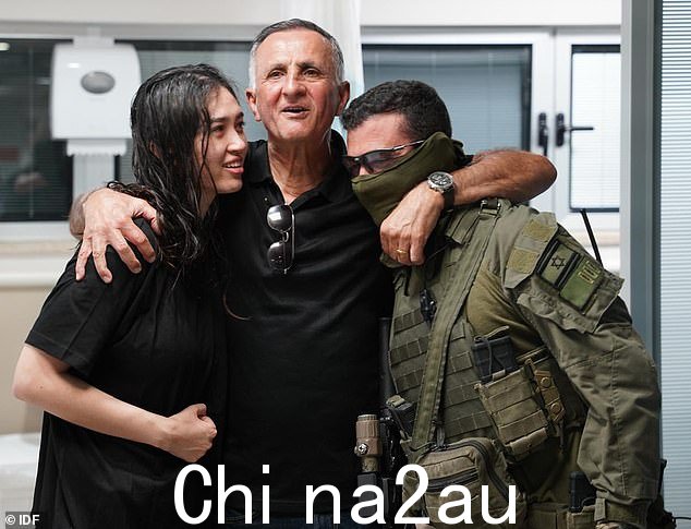 Noa Argamani 在阿农行动中大胆营救四名人质后与父亲团聚