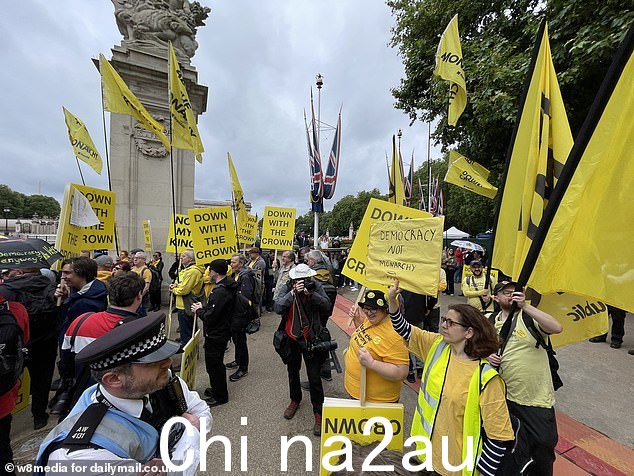 一名警察监视聚集在白金汉宫附近参加阅兵仪式的反君主制抗议者