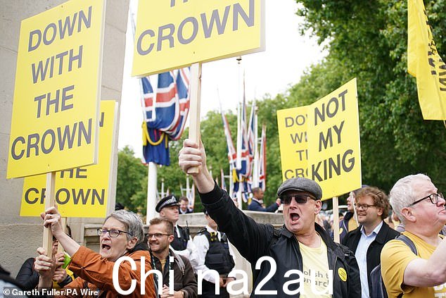 今天早上,共和国抗议者在阅兵前在购物中心举起标语牌