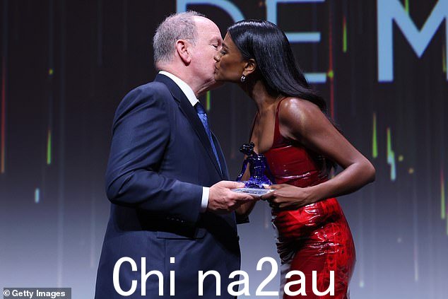 随后,她在开幕式舞台上与 66 岁的摩纳哥亲王阿尔贝二世亲吻了甜蜜的问候