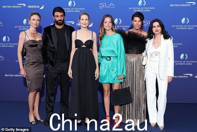 (从左到右) Myriam Gharbi De Vasselot、Simon Ehrlacher、Kelly、Marysole Fertard、Charlotte Toledano-Detaille 和 Nadia Roz 在开幕式上