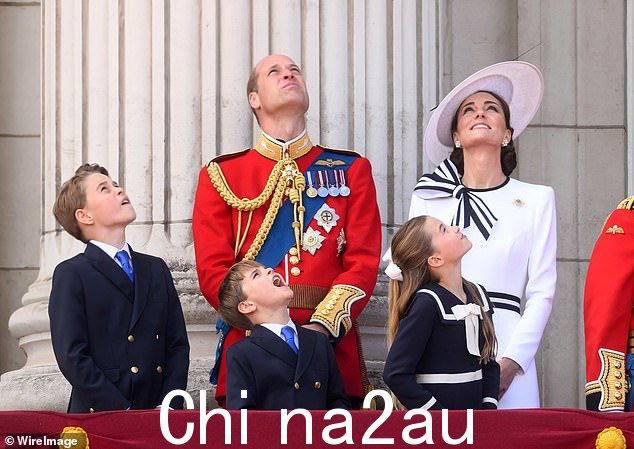 路易王子和乔治王子张大嘴巴看着英国皇家空军飞机在白金汉宫上空呼啸