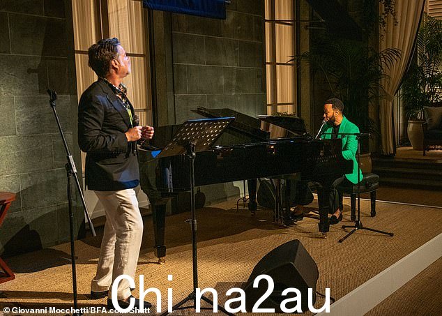 Legend 登台演奏钢琴,Rufus Wainwright 演唱