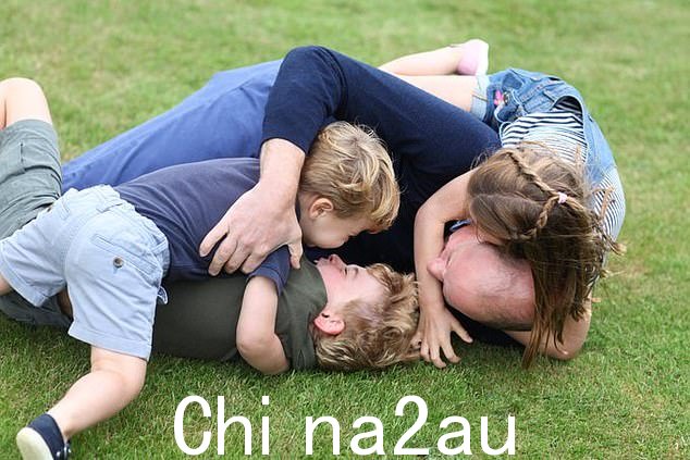 亲密的全家福中,王子和他的三个孩子在草地上打滚。 2020 年父亲节,威廉发布了一张孩子们爬在他背上草地上的照片