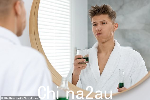 科学家发现,每天使用后,口腔中的两种细菌——具核梭杆菌和咽峡炎链球菌——这两种细菌都与癌症有关(库存图片)