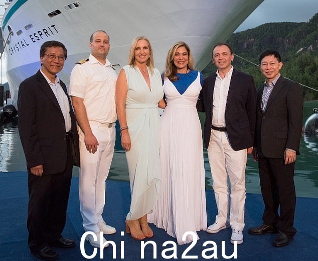 Meakes 女士在海洋竞赛界也很有名,2015 年在塞舌尔举行的仪式上,一艘名为 Crystal Spirit 的游艇被命名为“教母”。照片中她位于 Crystal Spirit 前面左起第三位