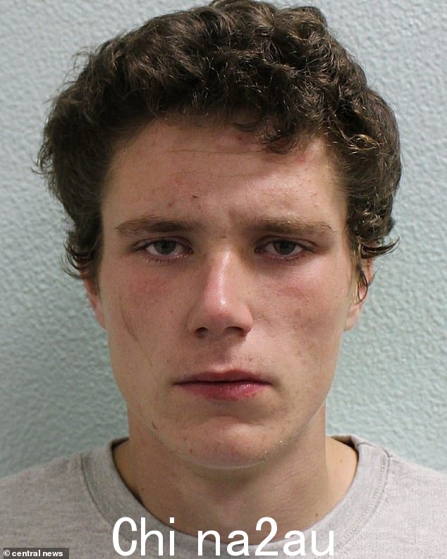 PC Welch,于 2016 年 8 月 31 日在伦敦东南部的 Penge 追捕 Joshua Dobby(如图),驾驶一辆被盗的福特福克斯,以 60 英里/小时的速度冲过 20 英里/小时的街道。 =
