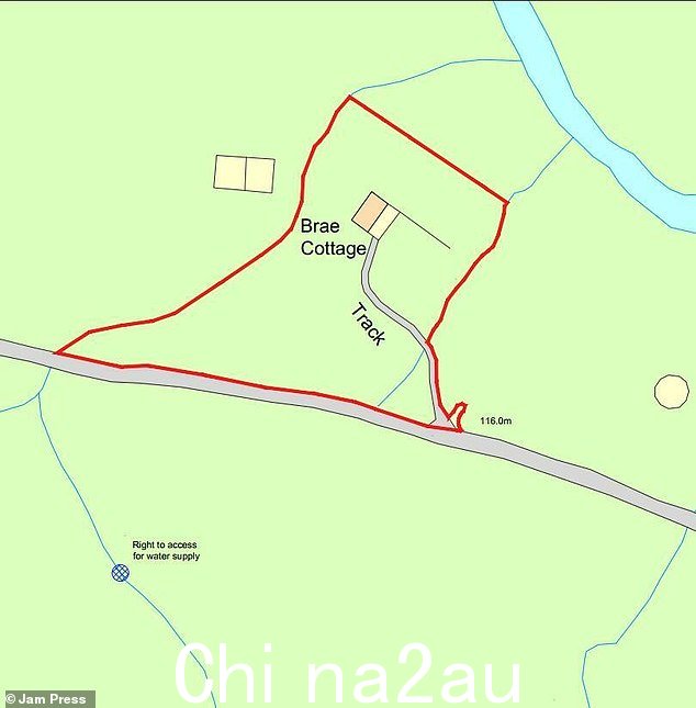 小屋位于道路后面,可通过一条长轨道进入