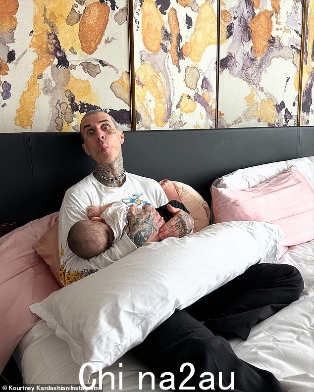 《卡戴珊姐妹》制片人兼明星考特尼·卡戴珊 (Kourtney Kardashian) 在 Instagram 上发布了一张可爱的幻灯片,展示了她的邻居出身的丈夫特拉维斯·巴克 (Travis Barker) 与七个月大的儿子洛基·十三·巴克 (Rocky Thirteen Barker) 的亲密关系
