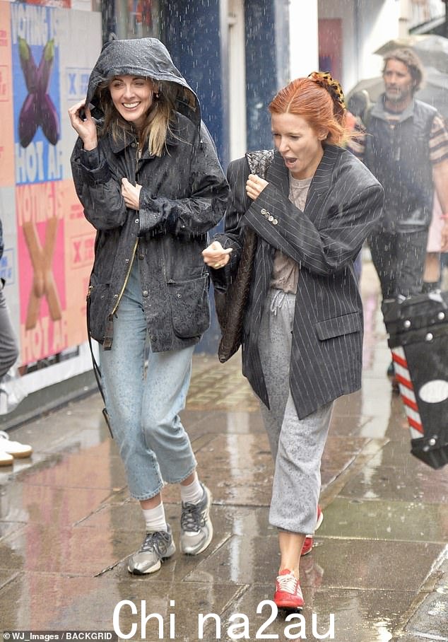 Donna Air 和 Stacey Dooley 在伦敦冒着大雨时被拍到微笑