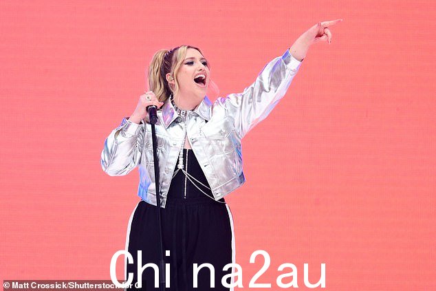 Ella 在盛大的夜晚之前让人群热起来