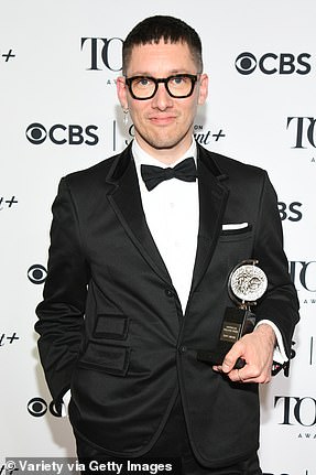 Tom Scutt 荣获奇巧俱乐部歌舞表演最佳场景设计奖