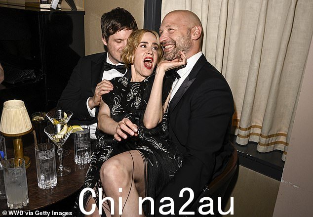 女演员莎拉·保尔森 (Sarah Paulson) 与其他嘉宾迈克尔·埃斯伯 (Michael Esber) 和寇瑞·斯托尔 (Corey Stoll)(右)开着玩笑,看起来很开心。
