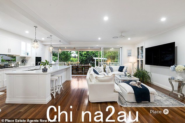 该住宅采用流行的“汉普顿”度假屋风格设计,专为阿莉亚妮的父母史蒂夫和罗宾建造。图为:漂亮的厨房,毗邻娱乐平台