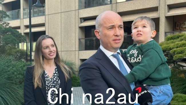 新南威尔士州自由党马特·基恩 (Matt Kean) 议员与儿子汤姆 (Tom) 和合伙人温迪·帕特森 (Wendy Paterson) 宣布,他将退出政坛,在私营部门谋求一份工作。图片:James O'Doherty