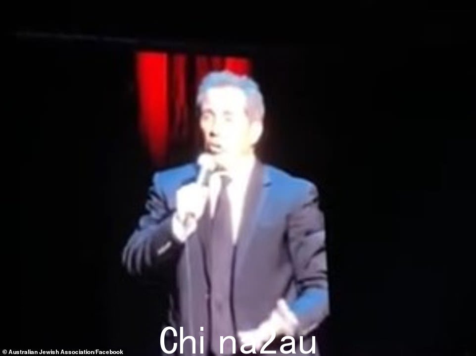 当宋飞正为观众表演时,质问者喊道:“从河流到大海,巴勒斯坦将获得自由。”这一爆发立即引起了观众的反应,他们要求抗议者‘滚出去’,并高呼‘杰瑞,杰瑞’以声援这位70岁的喜剧演员。” class=