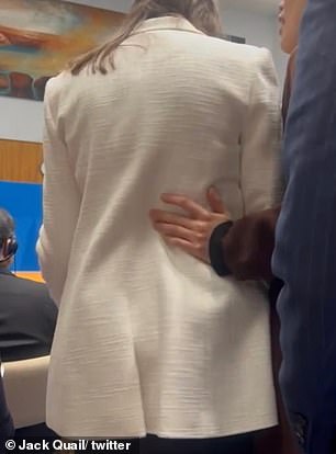 一名澳大利亚工作人员随后站在使馆官员面前