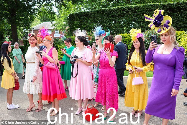 伯克希尔赛马场上有一片色彩缤纷的裙子,客人们选择了充满活力的套装