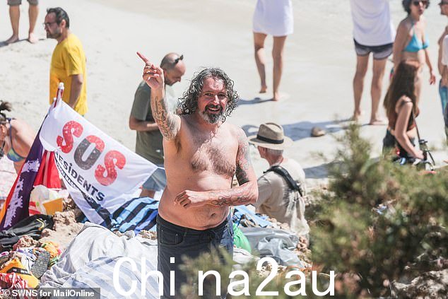 一名当地人对游客大喊大叫并让他们走开