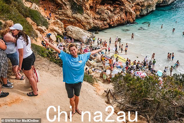 Marisa Pennetts-Harrif,53 岁。2024 年 6 月 16 日,公众在西班牙马略卡岛桑塔尼外的 Calo des Moro 海滩抗议