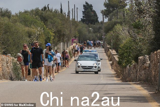 不满的游客正在离开海滩