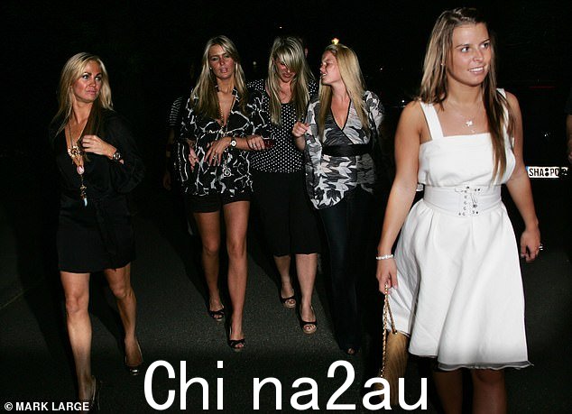 WAG 因其在 2006 年的喧闹行为而成为媒体关注的唯一焦点(照片为 Alex Curran、Joanne Beckham、Wayne 的妹妹和 Coleen)
