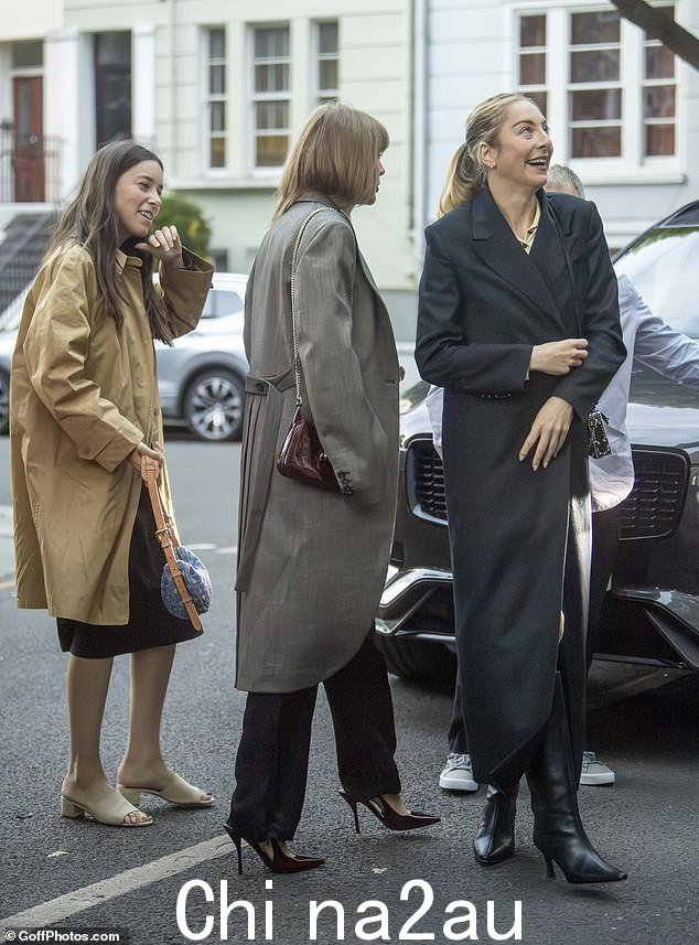 Swift 到来时,旁边是流行歌星 Este 和 Danielle Haim,她们和她们的另一个妹妹组成了女子乐队 Haim 的三分之二