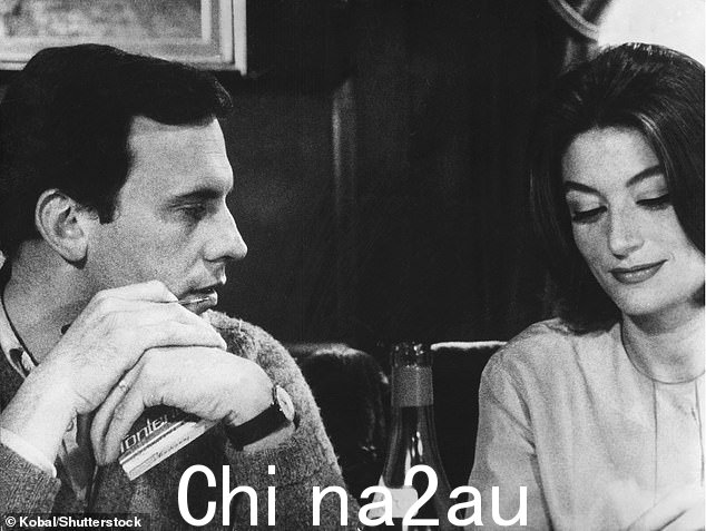 导演克劳德·勒卢什 (Claude LeLouch) 表示敬意,他曾执导过《男人和女人》(1966 年与让-路易斯·特林蒂尼昂合影)