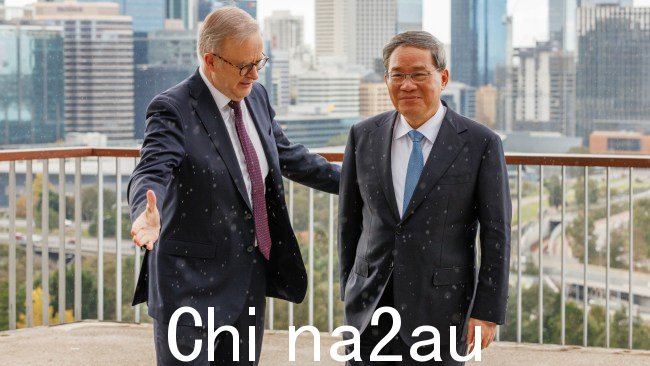 虽然阿尔巴尼斯先生周二迟来地透露他已向李克强总理(右)提出了第一起事件,并称其“不可接受”,但佩祖洛先生建议总理图片:Richard Wainwright/Pool/Getty Images