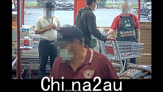 Stein 带着他在访问期间购买的五袋沙子离开 Bunnings 商店