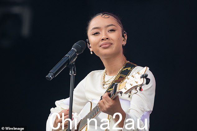 2021年,她获得全英音乐节新星奖。在谈到她的成功时,这位 23 岁的女孩承认这是一次令人眼花缭乱的旅程