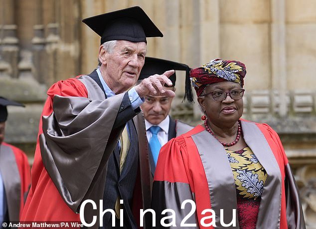 佩林和 Ngozi Okonjo-Iweala 博士在年度典礼期间进行对话