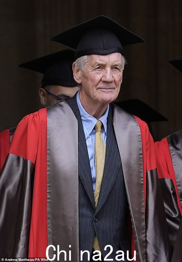 Monty Python 明星佩林在 20 世纪 60 年代初就读于牛津大学布雷齐诺斯学院时开始创作喜剧,并在那里读现代史