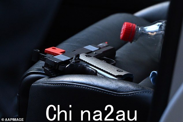 在白色掀背车的前排乘客座椅上看到一把手枪