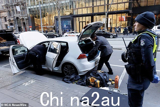 墨尔本发生炸弹威胁报告后,警方正在调查一辆白色掀背车