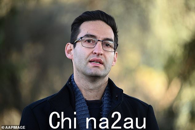 窗户被砸碎,联邦工党议员乔什·伯恩斯(Josh Burns)(如图)圣基尔达选举办公室的正面被纵火,他称之为“出于政治动机的袭击”