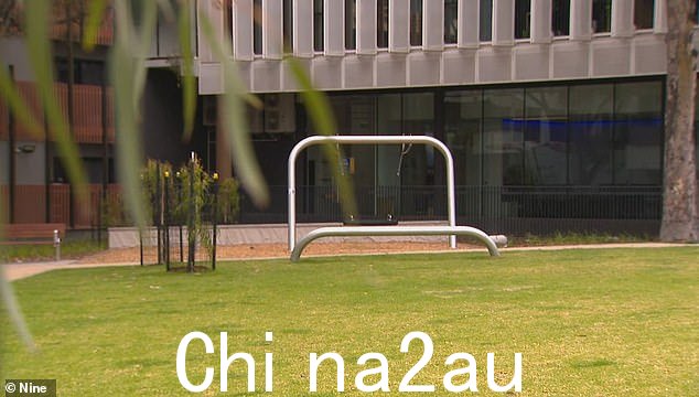 家长们猛烈抨击亚拉市议会斥资 200 万美元进行公园升级,用“不受欢迎”的秋千(如图)、平衡木和单杠取代了儿童游乐场