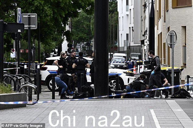 2024 年 6 月 19 日,在巴黎附近的奥贝维利埃,一名男子用螺丝刀袭击清洁剂,被市警察开枪打死,警察正在检查犯罪现场。 2024 年 6 月 19 日被枪杀