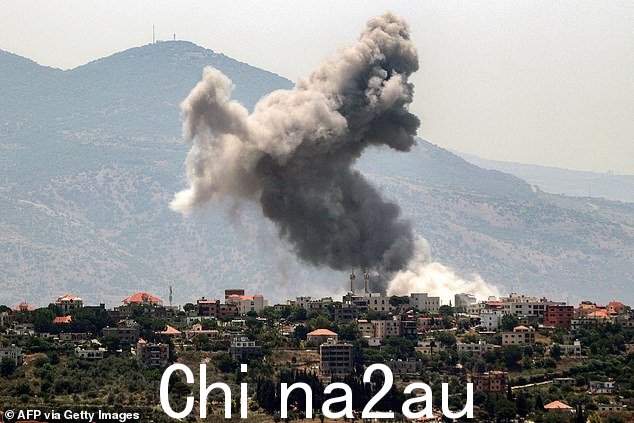 2024 年 6 月 19 日,以色列轰炸黎巴嫩南部靠近以色列边境的希亚姆村,浓烟滚滚