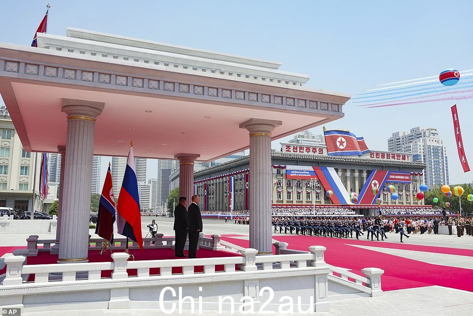 6 月 19 日星期三,俄罗斯总统弗拉基米尔·普京(右)和朝鲜领导人金正恩出席在朝鲜平壤金日成广场举行的官方欢迎仪式, 2024