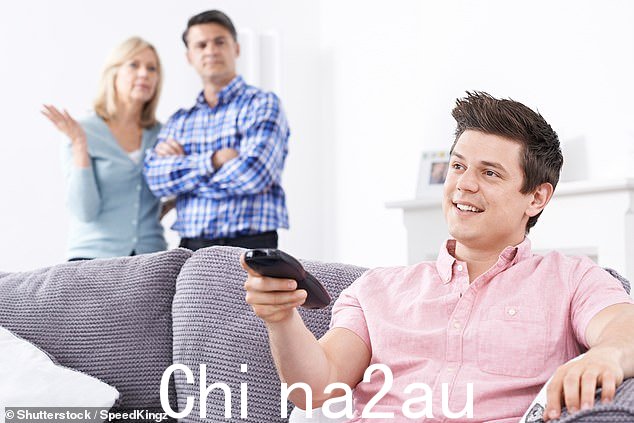 粘儿子:成年男性更有可能与父母同住一个屋檐下——34岁以下的男性中有三分之一住在家里,而女性的这一比例约为五分之一