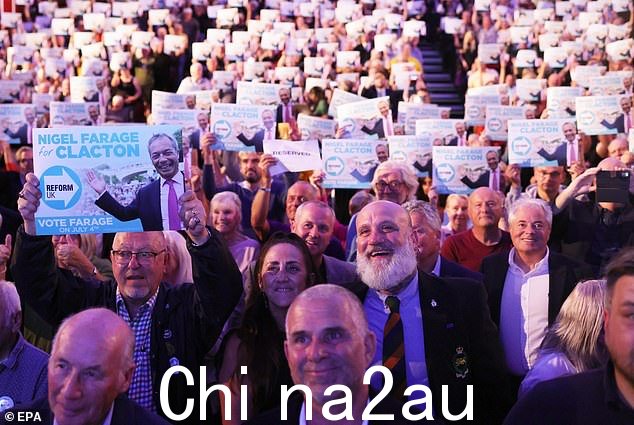 在克拉克顿举行的拜见奈杰尔·法拉奇 (Meet Nigel Farage) 活动中,一群改革派粉丝。 丹·霍奇斯 (Dan Hodges) 写道,法拉奇很快将成为反对派的正式领导人,拥有办公室赋予的所有地位