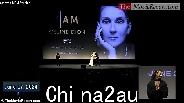 Dion 的儿子站在舞台附近,用纸巾走近他的母亲