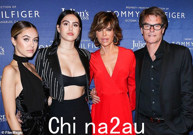 她是演员 Lisa Rinna 和 Harry Hamlin 最小的女儿; 2017 年看到的家庭