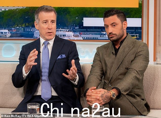 她补充道:“我不会容忍任何形式的欺凌行为,但我不相信流言蜚语,因为事情被夸大了,它可能会变成一个巨大的雪球”(乔瓦尼,右,如图)。与 Anton Du Beke)
