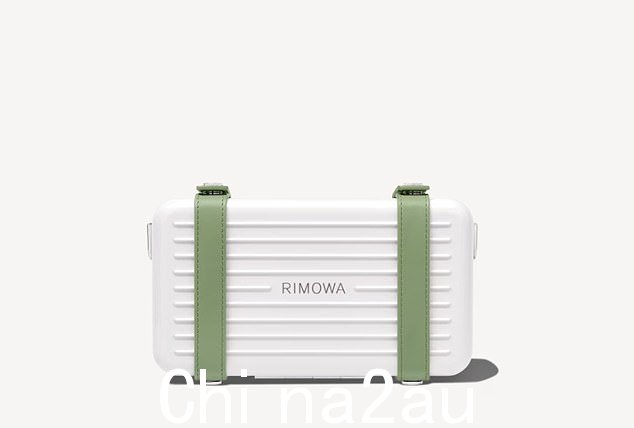 Khan 拿着的最后一个购物袋来自 RIMOWA。看起来她好像买了一个斜挎包(如上图所示)