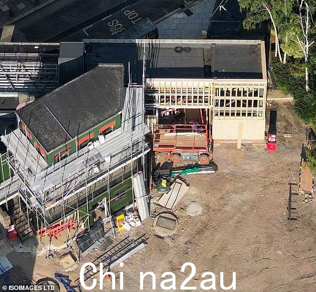 扩建涉及新的结构和立面,包括新的仓库位置以及一系列商店和房屋